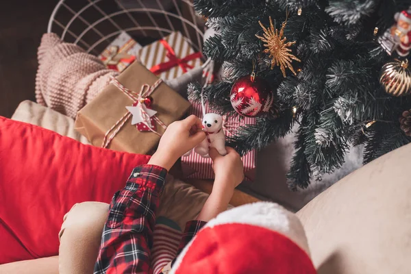 Primer Plano Las Manos Los Niños Colgando Juguete Decorativo Rama — Foto de Stock