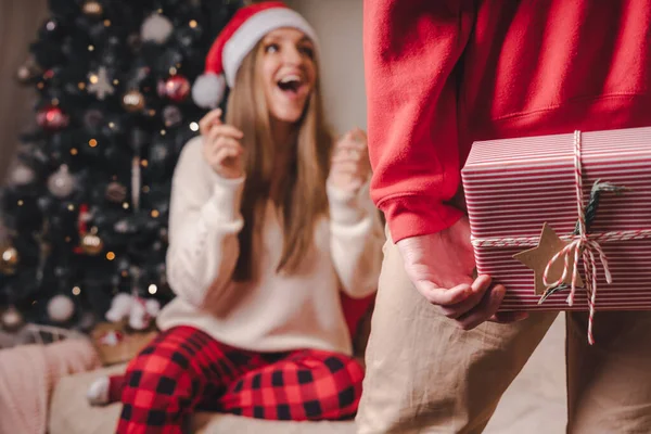 Surprising Her Close Rear View Man Red Sweater Holding Christmas — Stock Photo, Image