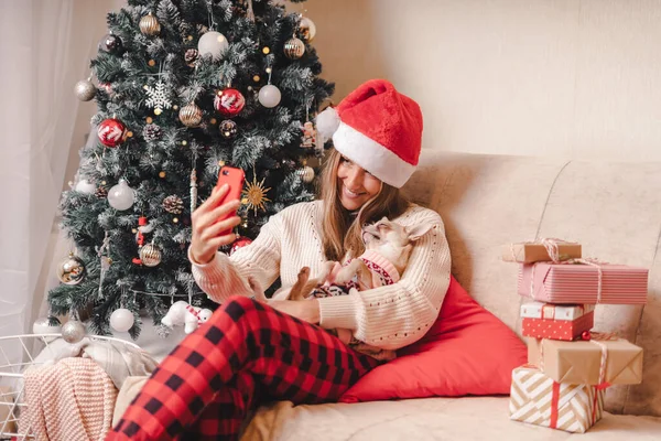 Mujer Perro Suéter Divertirse Toma Retrato Selfie Teléfono Inteligente Las — Foto de Stock