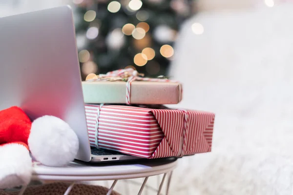 Świąteczne Pudełka Lub Prezenty Laptopie Koncepcji Zakupów Online Świecący Śnieg — Zdjęcie stockowe
