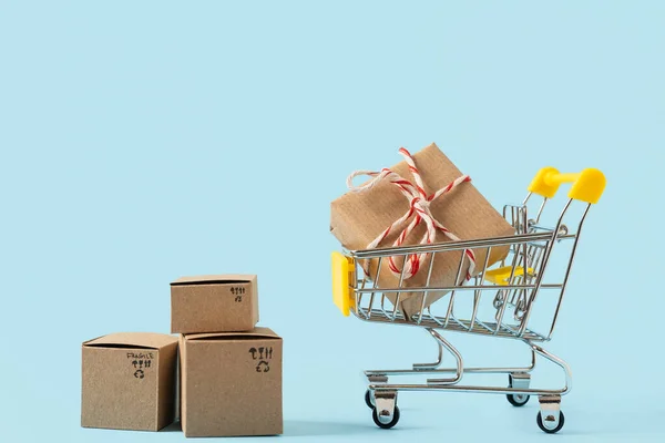 Carrinho Compras Brinquedo Com Caixas Fundo Azul Copiar Espaço Para — Fotografia de Stock