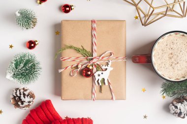 Noel hediyesi ve boş etiket. Işıl ışıl kar bokeh, kozalaklı dal. Kış tatilleri beyaz arka planda geçiyor. Sıfır atık, plastik yok