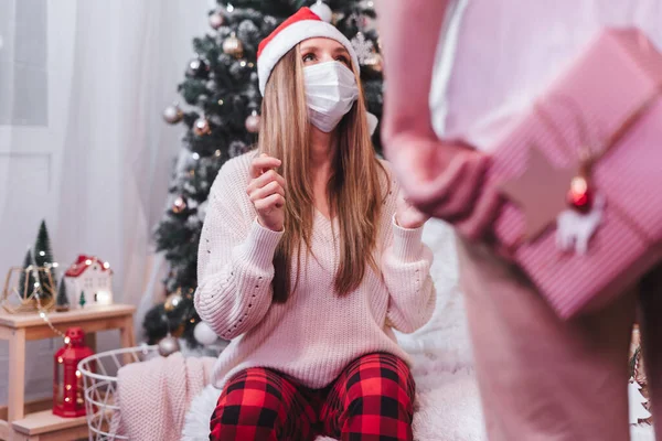 Ρομαντικό Ζευγάρι Ανταλλάσει Δώρα Γυναίκα Ιατρική Προστατευτική Μάσκα Χριστούγεννα Γκρο — Φωτογραφία Αρχείου