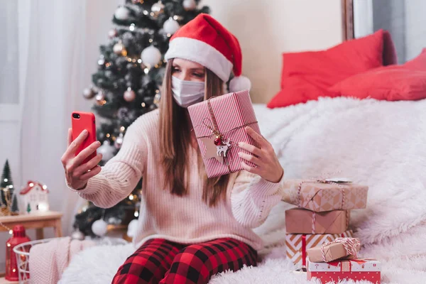 Mujer Máscara Protección Médica Con Caja Regalo Que Tiene Chat — Foto de Stock