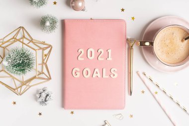 Masaüstü noel not defteri. İçinde 2021 hedef mektubu var..