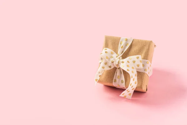 Dárek nebo dárek box na růžové pastelové pozadí. — Stock fotografie
