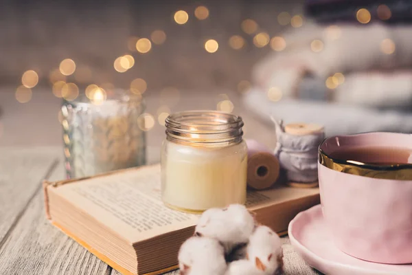 Taza de té, algodón, acogedor, libro, vela. Acogedor concepto de otoño invierno. — Foto de Stock