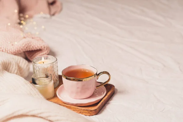 Filiżanka herbaty, bawełny, przytulny, książka, świeca. Przytulny pomysł jesiennej zimy. — Zdjęcie stockowe