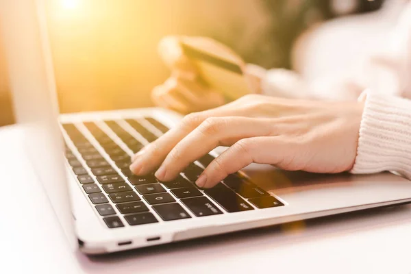 Online shopping koncept, kvinna händer skriva på laptop med kreditkort — Stockfoto