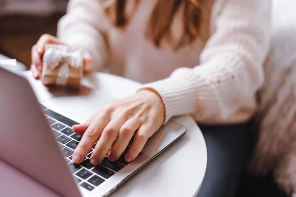 Kvinna med gåva skriva på laptop. Semester online shopping — Stockfoto