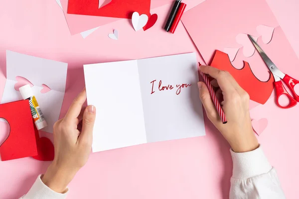 Paso 12. Tarjeta de felicitación DIY Valentine, instrucción paso a paso. — Foto de Stock