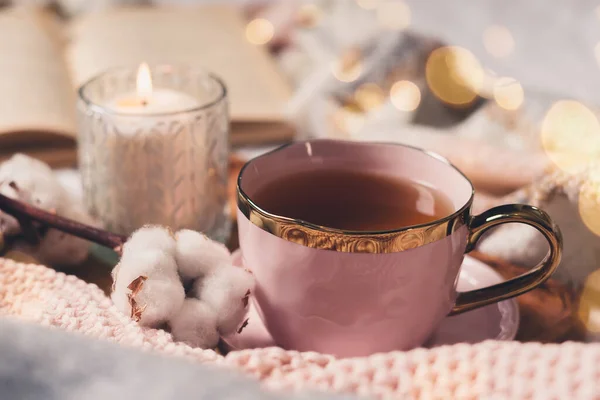 Taza de té, algodón, acogedor, libro, vela. Acogedor concepto de otoño invierno. — Foto de Stock