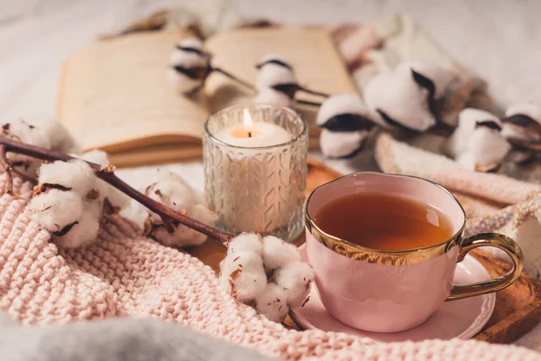 Taza de té, algodón, acogedor, libro, vela. Acogedor concepto de otoño invierno. — Foto de Stock