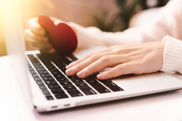 Online shopping på semester med Valentine kort och bärbar dator. — Stockfoto