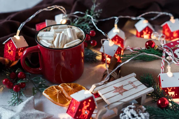 Ζεστό χειμωνιάτικο ρόφημα, κακάο με ζαχαρωτά και κανέλα ή πικάντικη ζεστή σοκολάτα σε κόκκινο φλιτζάνι. Καλά Χριστούγεννα. Εορταστικό φόντο — Φωτογραφία Αρχείου