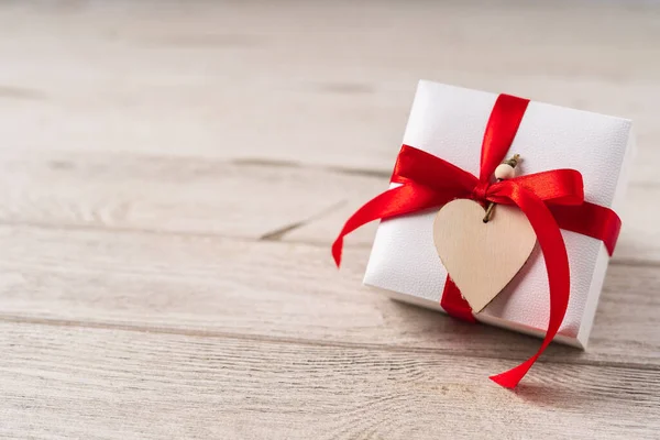 Valentýn dárek se srdcem na dřevěném pozadí. — Stock fotografie