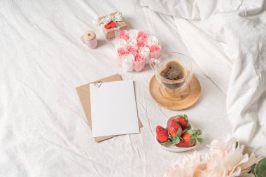 Sevgililer Günü 'nde kahve ve çilekli kahvaltı..