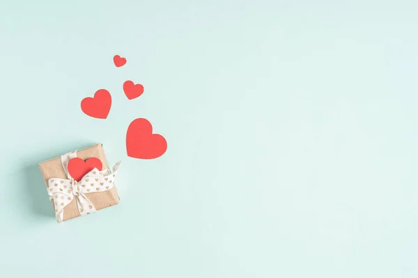 Fondo con regalo de San Valentín y corazones — Foto de Stock