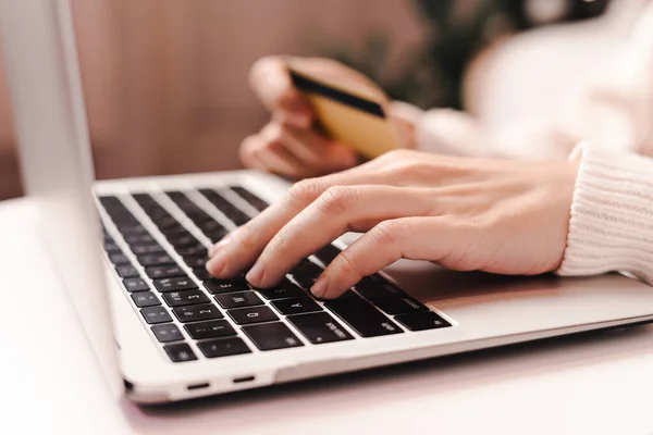 Концепція інтернет-магазинів, жіночі руки, що друкуються на ноутбуці з кредитною карткою — стокове фото