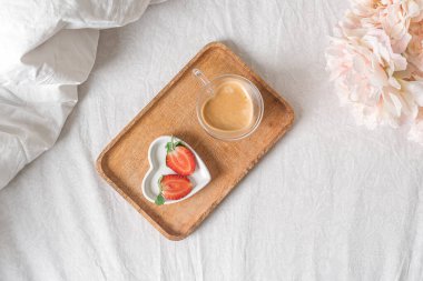 Sevgililer Günü 'nde kahve ve çilekli kahvaltı..