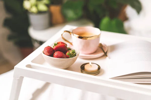 Desayuno para San Valentín con café y fresas. — Foto de Stock