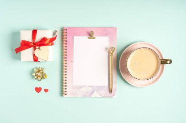 Sevgililer Günü hediyeli boş bir not defteri..