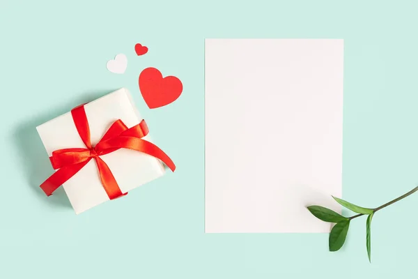 Colocación plana de papel carta en blanco con regalo de San Valentín. — Foto de Stock