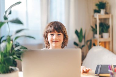 Okula dönelim. Evde dizüstü bilgisayarı olan çocuk.