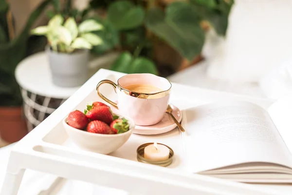 Desayuno para San Valentín con café y fresas. — Foto de Stock