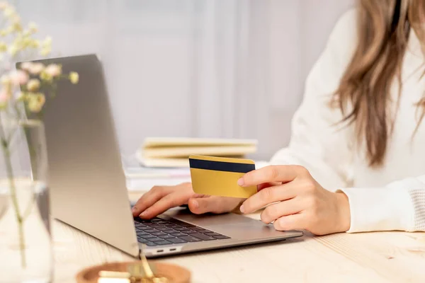 Çevrimiçi alışveriş konsepti, kadın eli bilgisayarda kredi kartıyla yazı yazıyor. — Stok fotoğraf