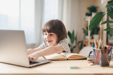 Okula dönelim. Evde dizüstü bilgisayarı olan çocuk.