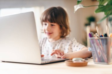 Okula dönelim. Evde dizüstü bilgisayarı olan çocuk.