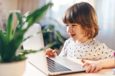 Okula dönelim. Evde dizüstü bilgisayarı olan çocuk.