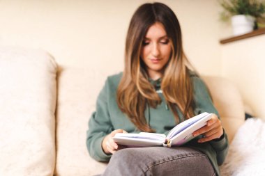 Not defterli kadın kanepesi.