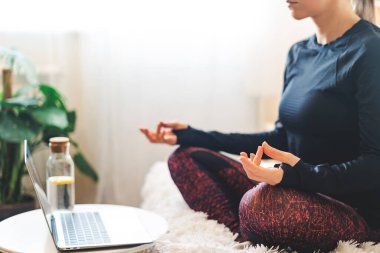 Lotus pozisyonunda meditasyon yapan kadın