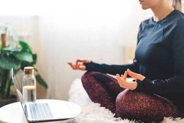 Жінка медитує в позі лотоса — стокове фото