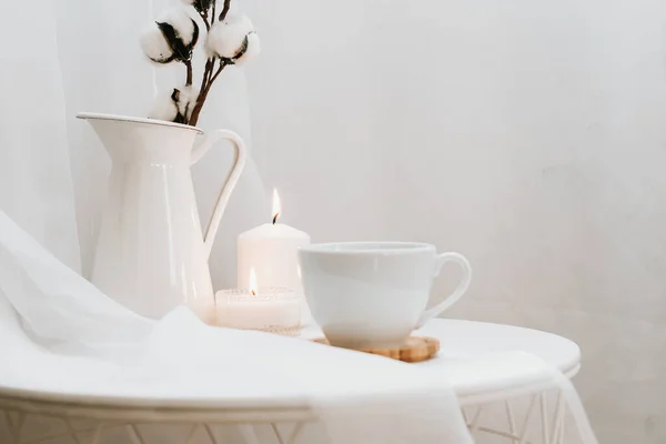 Taza blanca de café, algodón, velas. — Foto de Stock