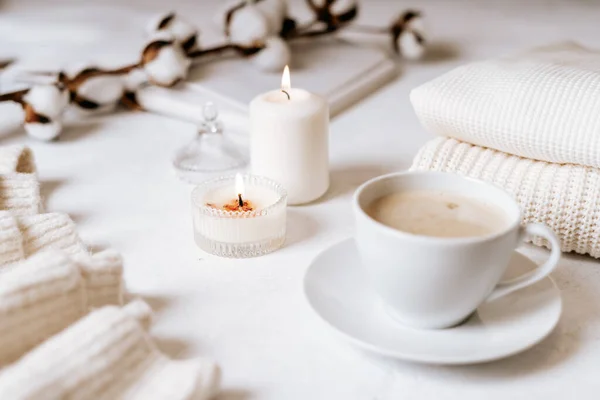 Taza blanca de café, algodón, velas. — Foto de Stock