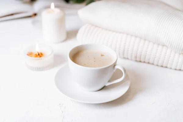 Taza blanca de café, algodón, velas. — Foto de Stock