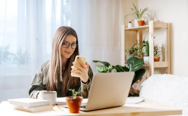 Mujer Independiente Gafas Con Teléfono Móvil Escribiendo Portátil Trabajando Desde — Foto de Stock