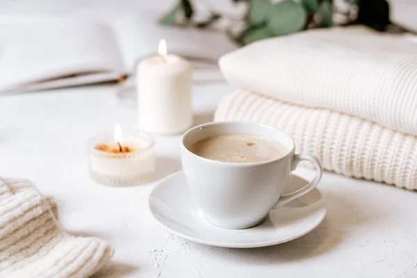 Taza blanca de café, algodón, velas. — Foto de Stock