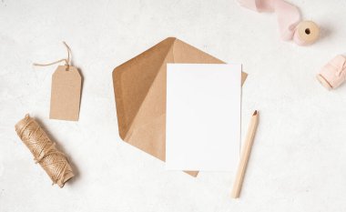 Elinde kağıt zarf olan boş bir beyaz kart.