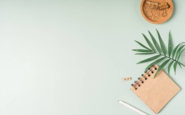 Yeşil arkaplanda üst görünüm çalışma alanı