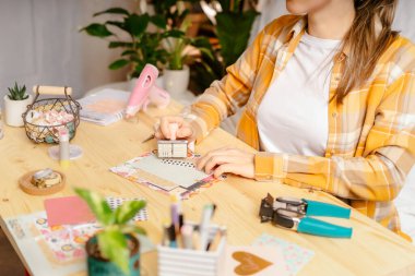Kağıttan el yapımı kart. DIY, hobi konsepti, hediye fikri, dekorasyon 
