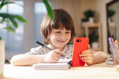 Okula dönelim. Evde telefonlu bir çocuk.