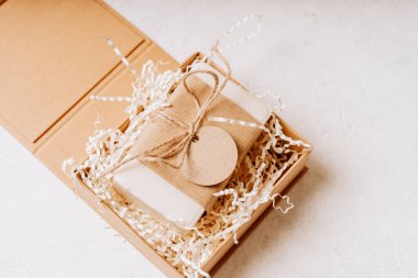 Boş model etiketli bir hediye