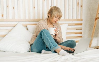 Dizüstü bilgisayarlı kadın