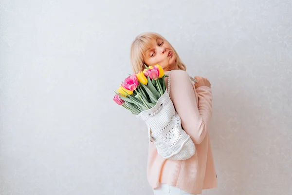 Mujer con bolsa de tulipanes flores. —  Fotos de Stock