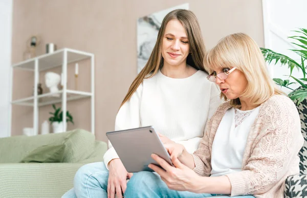 Mor och vuxen dotter som använder digitala tabletter — Stockfoto