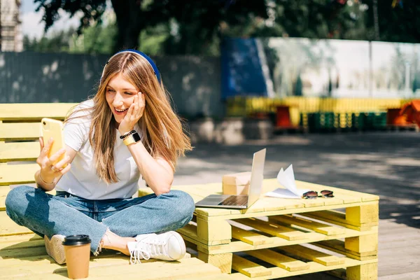 Mujer con audífonos haciendo una videollamada. —  Fotos de Stock